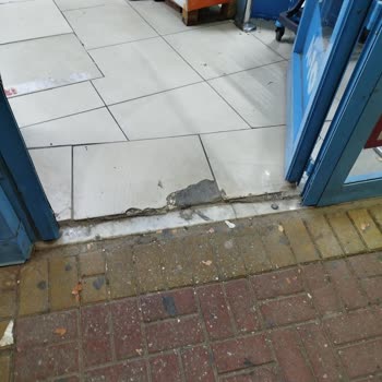 Alanya Konaklı Mağazasının Bakımsızlığı Güvenlik Tehdidi Yaratıyor