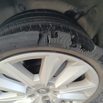 Goodyear Lastiği Otobanda Parçalandı: Güvenlik Endişesi