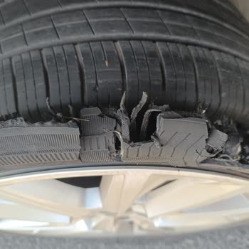 Goodyear Lastiği Otobanda Parçalandı: Güvenlik Endişesi