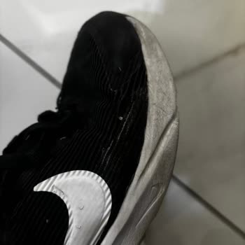 Nike Ayakkabıda Beklenmedik Yırtılma Sorunu