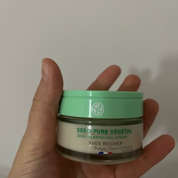 Yves Rocher Nemlendirici Krem Yüzde Soyulma Yapıyor