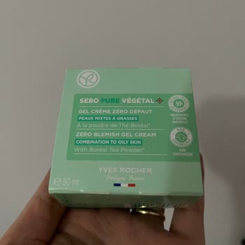 Yves Rocher Nemlendirici Krem Yüzde Soyulma Yapıyor