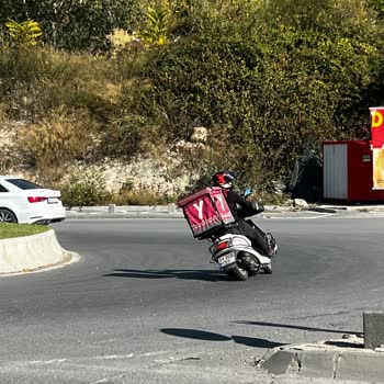 Moto Kuryelerin Tehlikeli Sürüşü Ve Saygısız Tavırları