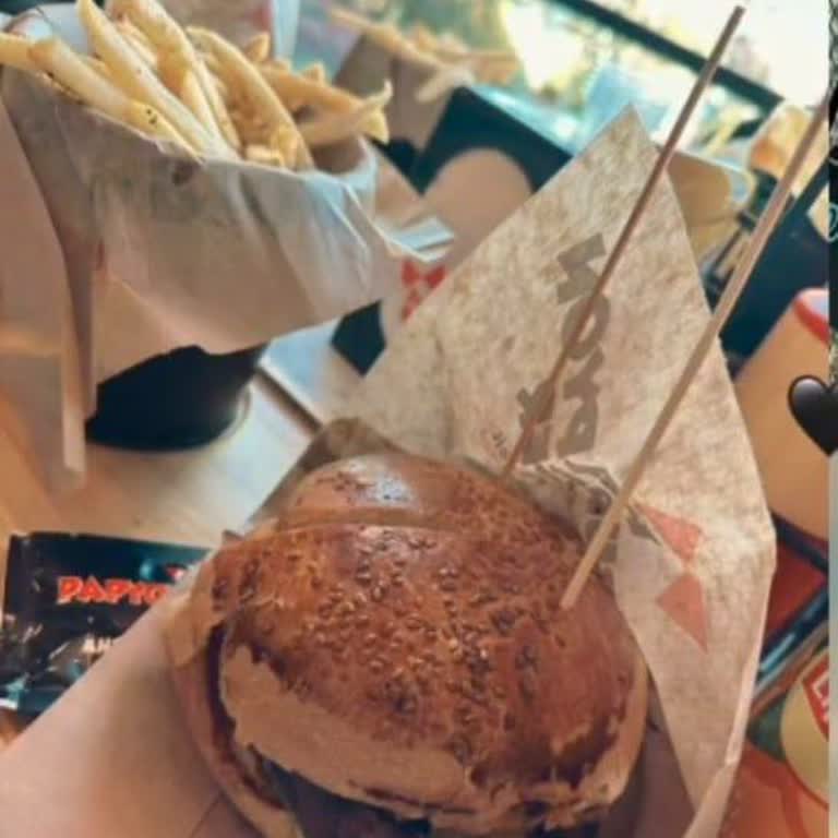 Burger Sonrası Karın Ağrısı Ve Bulantı Şikayeti