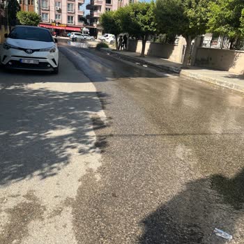 İskenderun Belediyesi Lağım Kuyusu Taşmış 1 Haftadır Koku Çekiyoruz İlgilenen Yok!