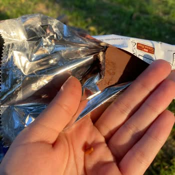 Çikolatanın İçinden Çıkan Sert Cisim Şoku