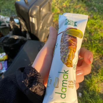 Çikolatanın İçinden Çıkan Sert Cisim Şoku