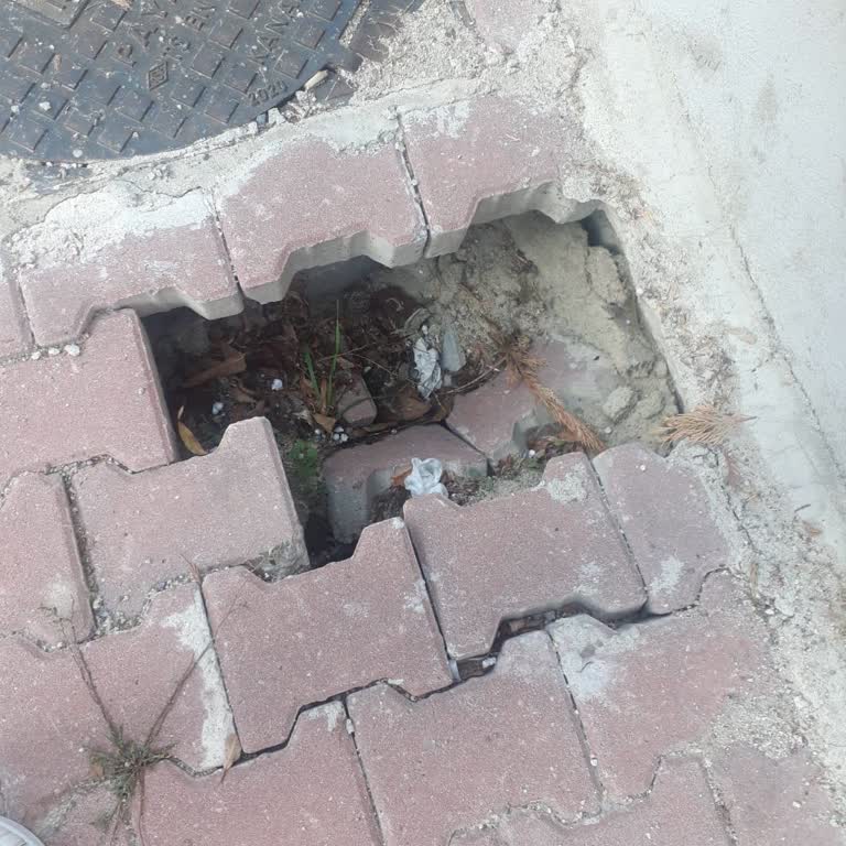 Bahçelievler'deki Rögar Kapağı Çökmesi İçin Çözüm Bekleniyor