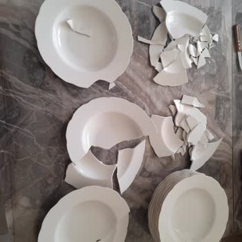 Kütahya Porselen Kırık Yemek Takımı Ve İlgisiz Müşteri Hizmet