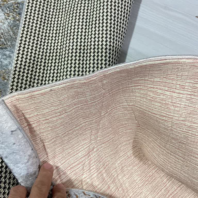 Mars Carpet Gönderilen 2 Halının Tabanı Suni Deri Değil!