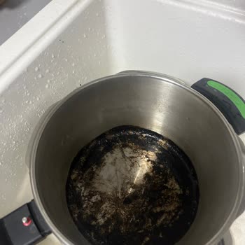 Yeni Alınan Düdüklü Tencerenin Dibi Tutuyor