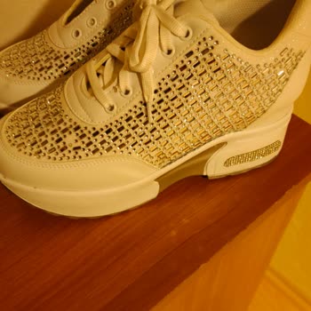 Ayakkabıda Çivi Şoku: Tehlikeli Alışveriş Deneyimi