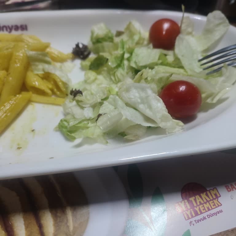 Tavuk Dünyası'nda Eksik Malzemeli Salata Ve Alaycı Hizmet