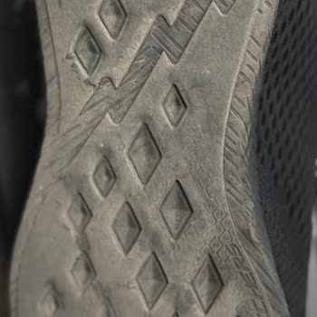 Skechers Ayakkabılarla Kaygan Zemin Tehlikesi