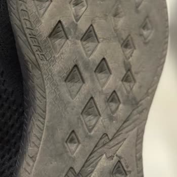 Skechers Ayakkabılarla Kaygan Zemin Tehlikesi