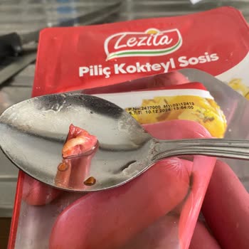 Sosis İçinden Tavuk Tırnağı Çıktı!