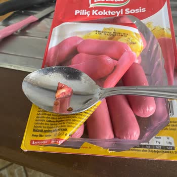 Sosis İçinden Tavuk Tırnağı Çıktı!