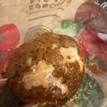 Burger King İzmir Konak: Taş Gibi Yemek, Hayal Kırıklığı!