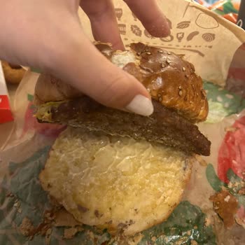 Burger King İzmir Konak: Taş Gibi Yemek, Hayal Kırıklığı!