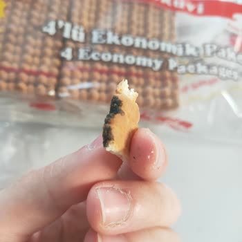 Bisküvi Paketinde Sağlık Tehdidi: Siyah Karalamalar