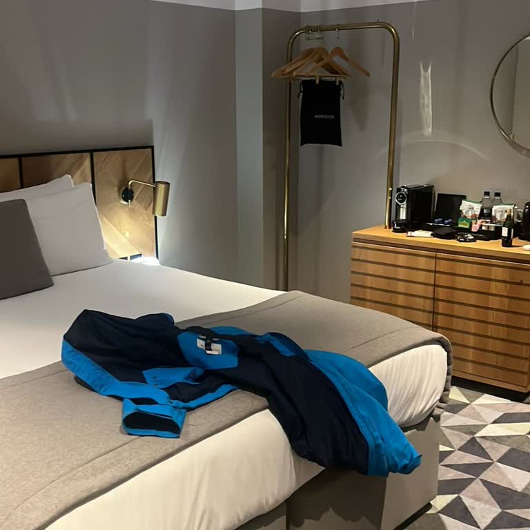 Booking.com Victory House Hotel Suite Reservation Downgraded to Standard Room