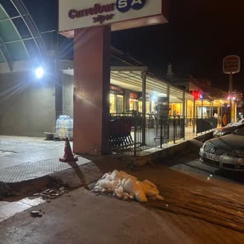 Carrefour Market Önünde Tehlikeli Ve Pis Durum