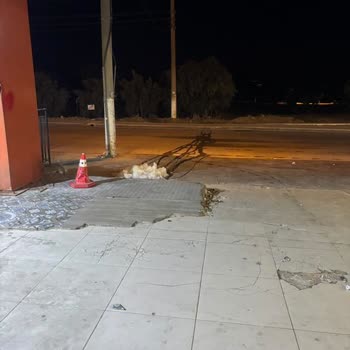 Carrefour Market Önünde Tehlikeli Ve Pis Durum