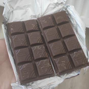 Çikolata Paketinden Canlı Böcek Çıktı
