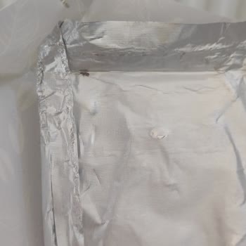 Çikolata Paketinden Canlı Böcek Çıktı