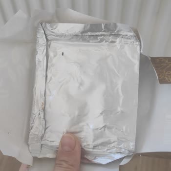 Çikolata Paketinden Canlı Böcek Çıktı