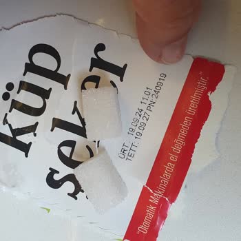 BİM'den Aldığım Küp Şekerden Ambalaj Parçası Çıktı