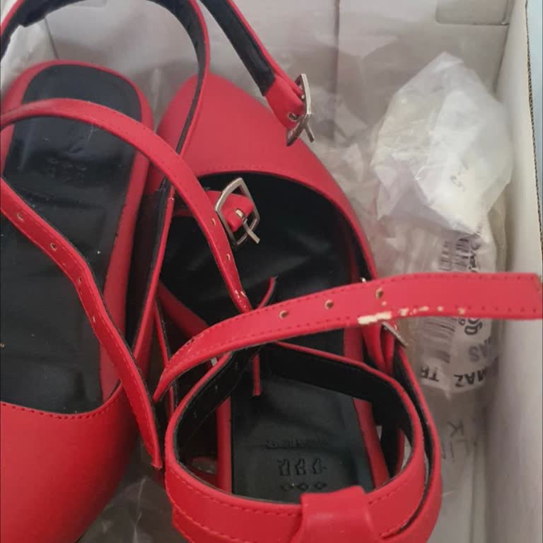 FLO Ayakkabı'dan Alınan Ayakkabının Derisi Soyuluyor!