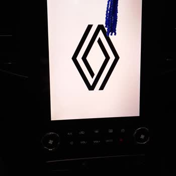 Renault Yeni Megane 4'ün Çözülemeyen Tesla Ekran Sorunu