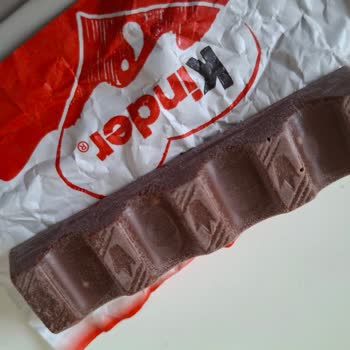 Kinder Chocolate'da Beyaz Noktalar Ve Kabarmalar