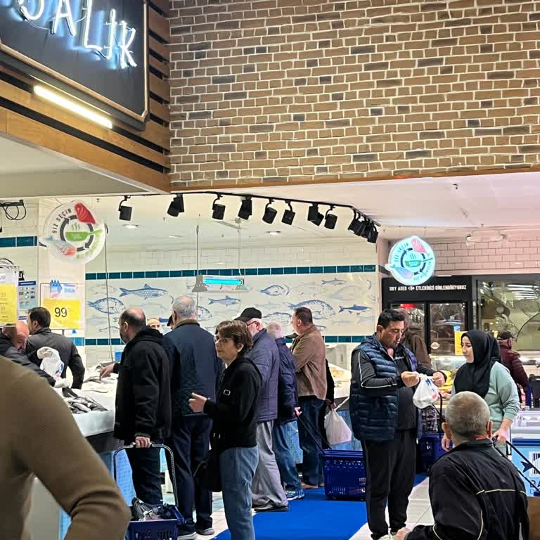 Balık Reyonunda Tek Kişilik Eziyet