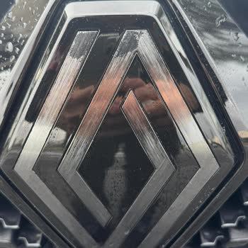 Renault Clio'da Garanti Kapsamında Cam Ve Amblem Sorunu