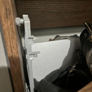Adore Ayakkabılığın Kırılan Plastik Parçaları Kullanımını Engelliyor