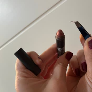 Golden Rose Dudak Kaleminde Şok Edici Yabancı Madde