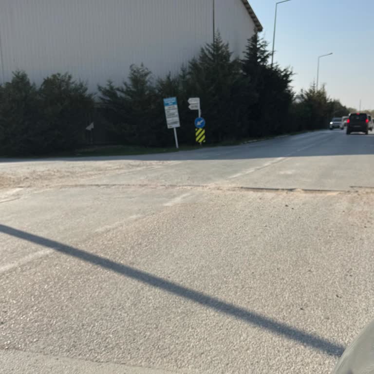 Bursa Nilüfer Belediyesi Tüvtürk İstasyonu Önündeki Tehlikeli Çukurun Hızla Asfaltlanması Gerekiyor!