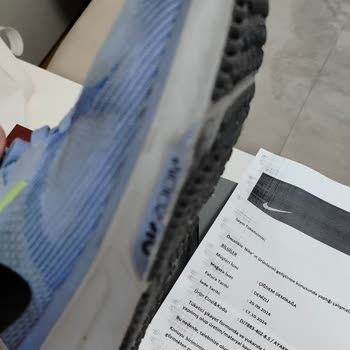 20 Günlük Ayakkabının Tabanı Kalktı: Nike Mağazasının İlgisizliği