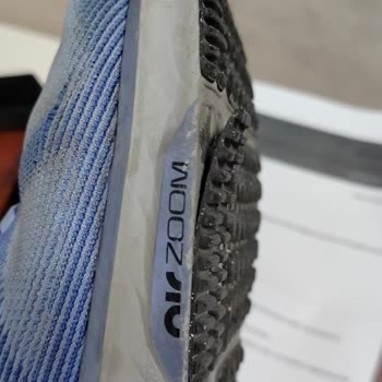 20 Günlük Ayakkabının Tabanı Kalktı: Nike Mağazasının İlgisizliği