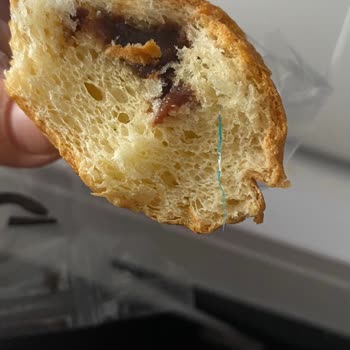 UNO Kruvasan İçinde Plastik Parça Şoku