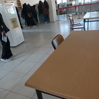 Üniversite Yemekhanesi Sorunları Ve Uzun Kuyruklar
