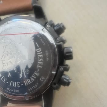 Eksik Ve Gevşek Vidalarla Gelen Saat