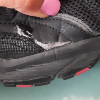 Skechers Ayakkabıda Eşzamanlı Yırtılma Sorunu