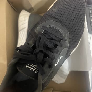 FLO Umtausch bei Reebok Schuhen – schwarze Schuhe mit Mängeln