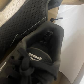 FLO Umtausch bei Reebok Schuhen – schwarze Schuhe mit Mängeln