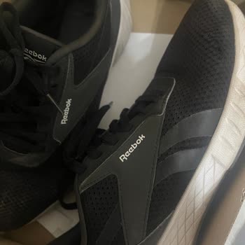 FLO Umtausch bei Reebok Schuhen – schwarze Schuhe mit Mängeln