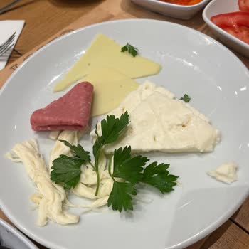 Fahiş Fiyatlı Kahvaltı Ve Yetersiz Hizmet