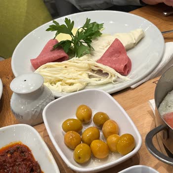 Fahiş Fiyatlı Kahvaltı Ve Yetersiz Hizmet